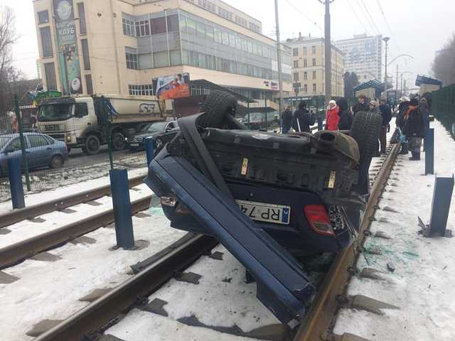 В Киеве автомобиль вылетел на пути скоростного трамвая