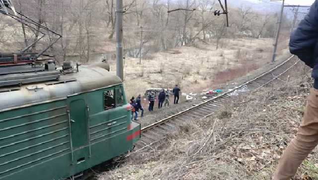 На Закарпатье микроавтобус с людьми сорвался в пропасть