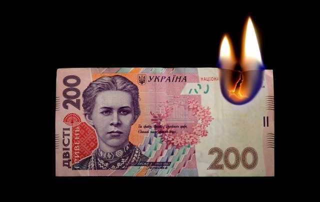 Гривна ушла в пике, но цены на заправках удивляют