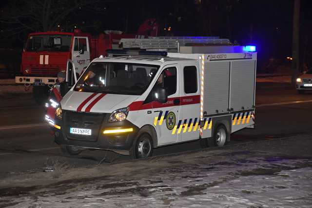 Лобовое ДТП в Киеве: владелец Toyota сбежал с номерами, водителя «Жигулей» вырезали спасатели