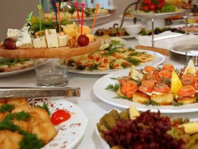 "Червона риба, стейки і ананаси": Як ділки заробляють на харчуванні української армії