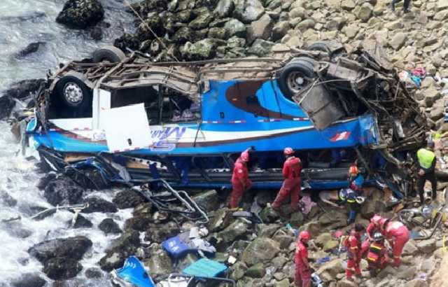 В Перу автобус слетел в ущелье, десятки погибших