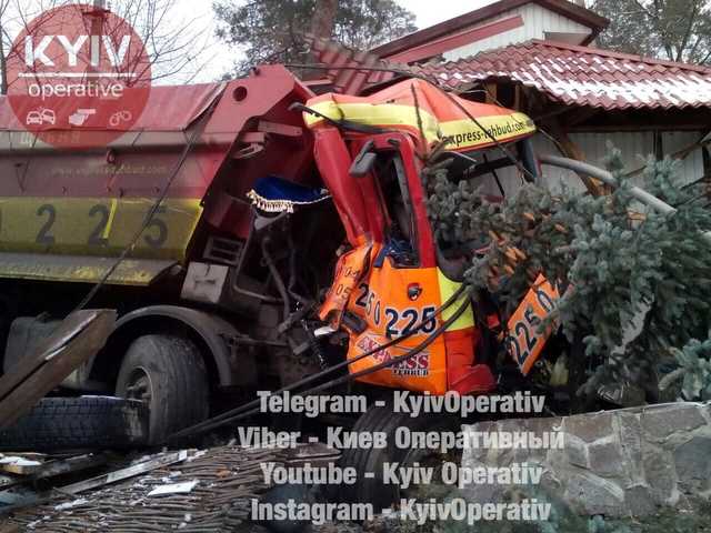 Под Киевом грузовик разнес ресторан: фото масштабного ДТП