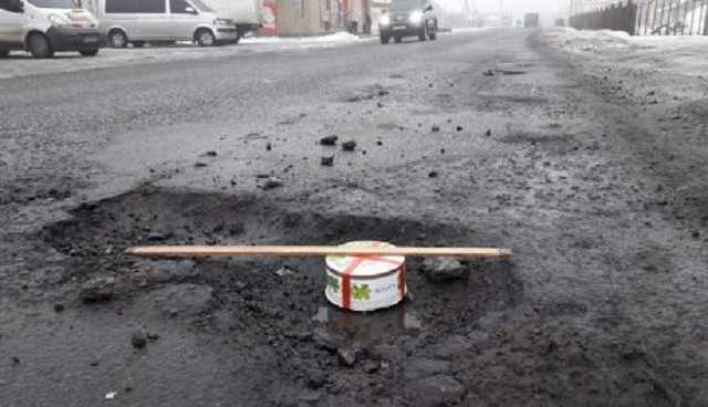 После замера ям «Киевским» тортом дорожники начали ремонт трассы Харьков-Змиев