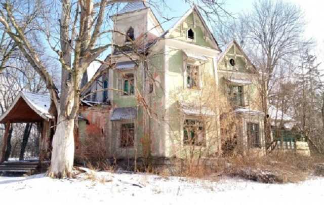 На Київщині розсипається унікальний маєток фон Мекк. Фото