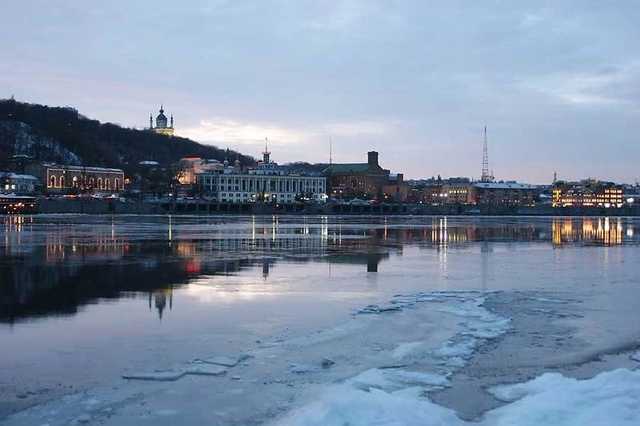 В Киеве из Днепра достали труп женщины