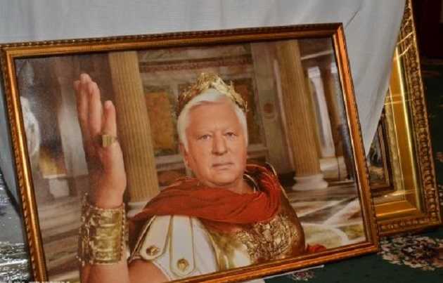 Выкрученные розетки и сорванные подоконники: в имении Пшонки дограбили последнее