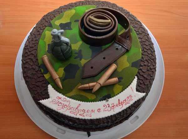 Торт с гранатой и шампанское: Королевская в Славянске отметила 23 февраля