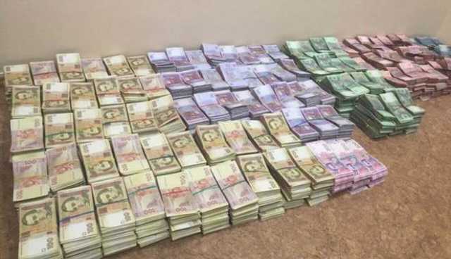 Сотрудник Высшего специализированного суда получил в подарок 3 миллиона