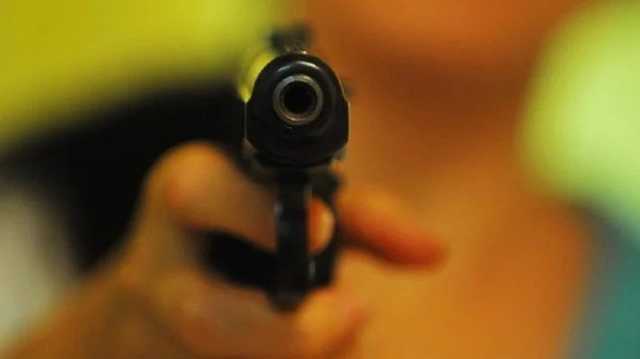 Во Львове пассажир автобуса напал на другого и угрожал пистолетом