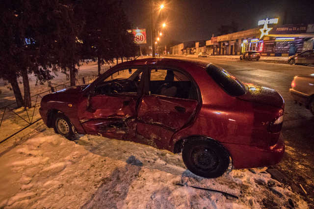 В Киеве такси Daewoo Lanos столкнулся с Volkswagen Touareg: пострадали мужчина и женщина