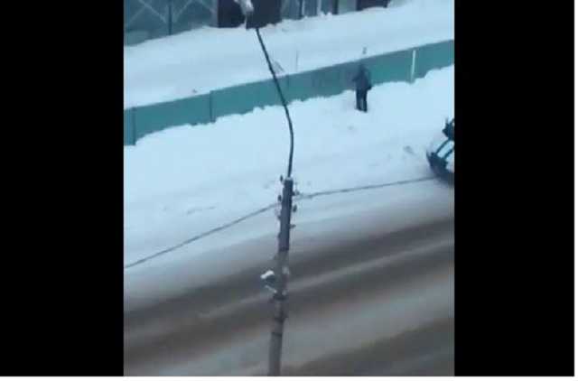 Видимость поддержки создают: В России полицейские пишут на заборах слово “Путин”