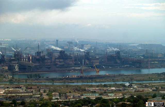 В Мариуполе горел комбинат "Азовсталь". Пламя достигало 10 метров