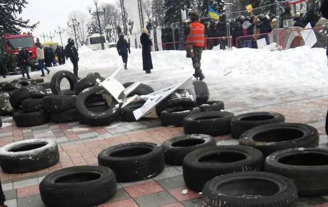 Журналист закрыл собой девушку от камней у Рады