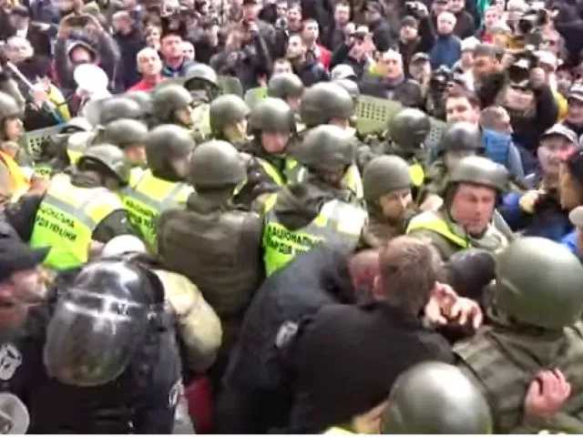Полуобнаженных людей волокли по снегу: Появились видео жестокого противостояния под Радой