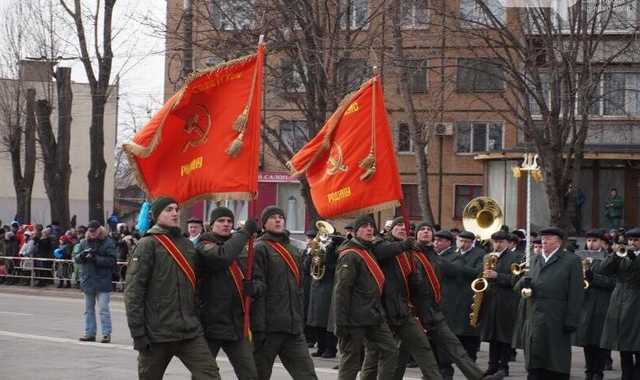Марш Нацгвардии под советским флагом в Кривом Роге: полетели первые "головы"