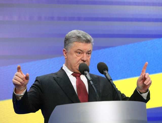 Охрана Порошенко “маскируется” на пресс-конференции среди журналистов