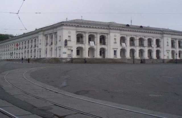 Полуразрушенный реставраторами "Гостиный двор" суд вернул в собственность государства