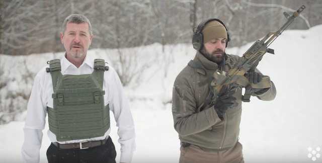 В Киеве директор компании зрелищно испытал на себе бронежилет