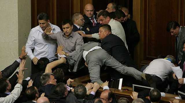 В Украине доверие к парламенту – самое низкое