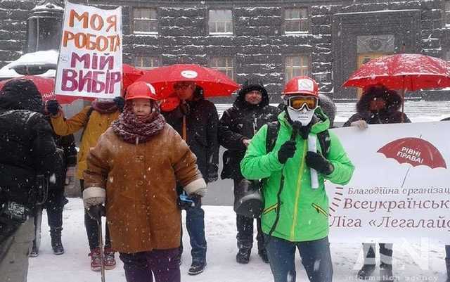 Под Кабмином проститутки требовали легализовать их профессию