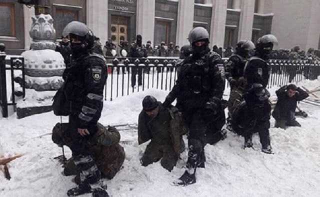 Спикер МВД: задержанные на коленях в снегу - это не унижение