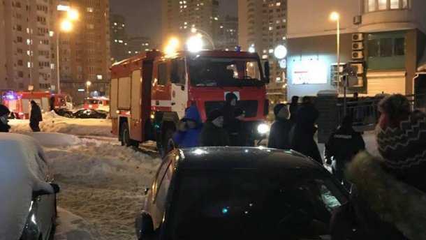 Серьезный пожар произошел в Киеве: 5 авто сгорели