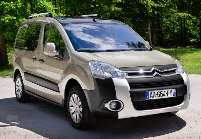 «Укрпочта» купила авто со столиками и сейфами на 30 миллионов