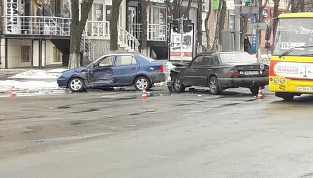 ДТП в Мариуполе: столкнулись иномарки, есть пострадавшие