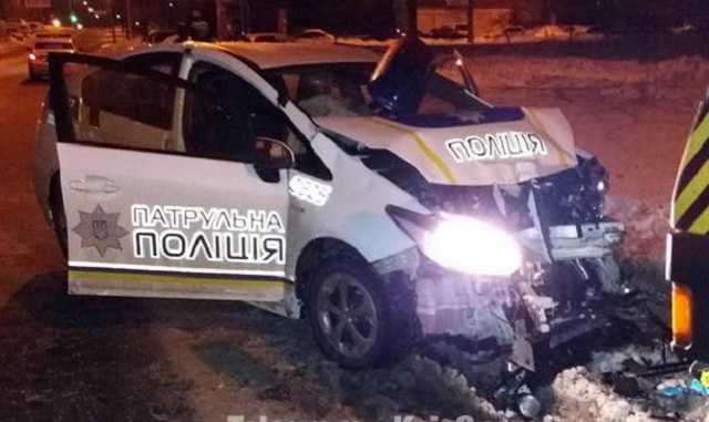 Даже не тормозили: в Киеве авто полиции протаранило эвакуатор