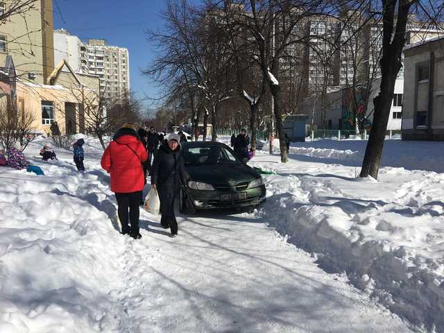 В Киеве наглый автохам выгонял людей с пешеходной дорожки