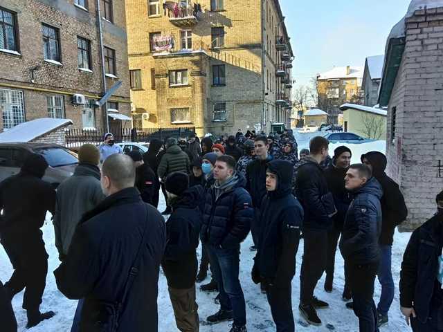«Ждем крысу»: Дарницкий суд окружили радикалы