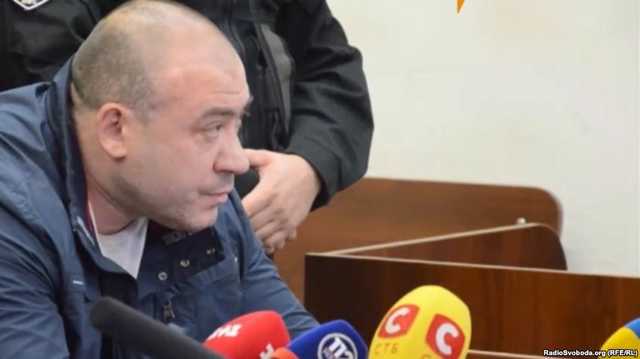 Возле суда националисты избили, забросали снежками и заплевали Крысина