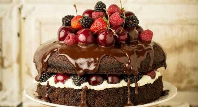 "Хоть зубы целы": под Тернополем девушке продали десерт с болтом