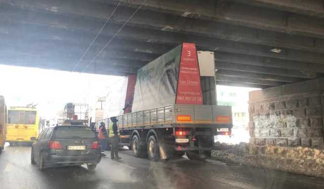 Под Воздухофлотским мостом застрял автомобиль с рекламой