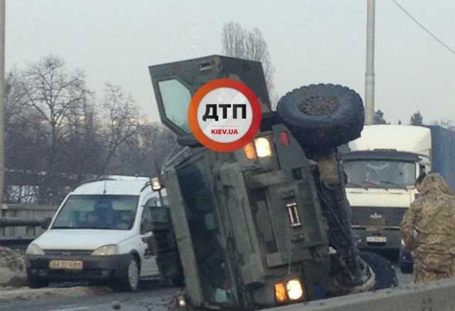 В столице перевернулся броневик