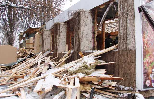 В Соломенском районе демонтируют огромный МАФ-ресторан
