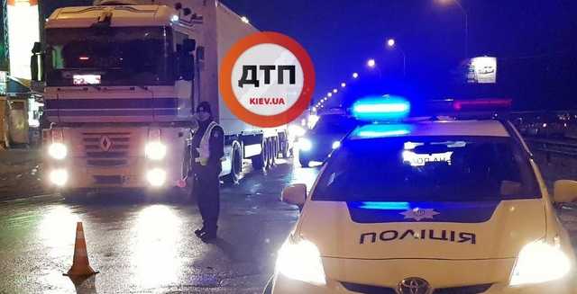 В Киеве возле метро произошли бандитские разборки: фоторепортаж