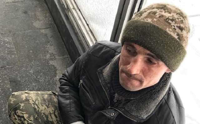 Киевлянин показал псевдоатошника-попрошайку, который «работает» на нескольких станциях метро