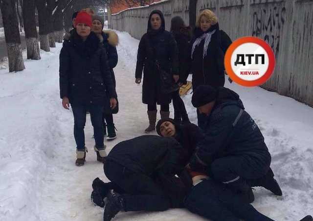 «Шла, упала, не очнулась»: на Нивках внезапно скончалась женщина