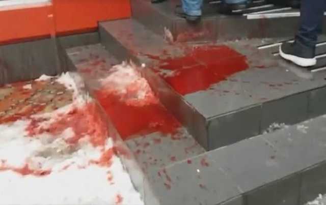 Офис партии Порошенко в Виннице облили "кровью"