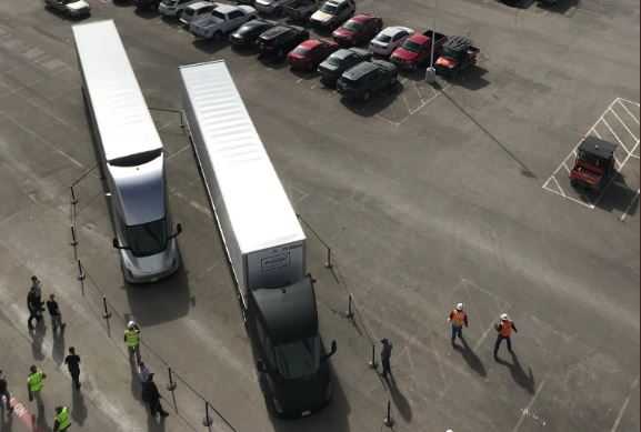 Грузовики Tesla осуществили первую доставку груза