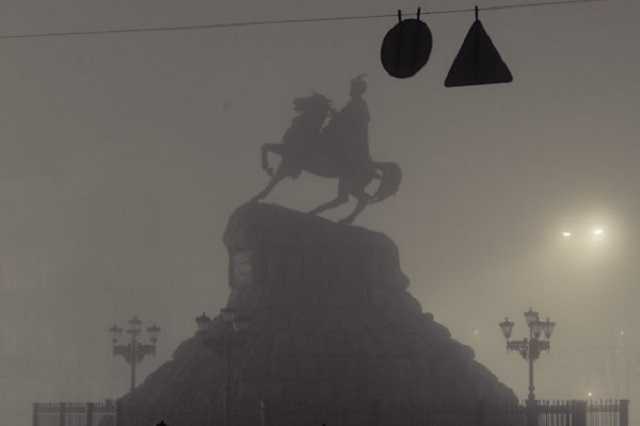 В пятницу столицу накроет туман с гололедом на дорогах