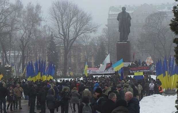 Митингующие ожидают приезда Порошенко в парке Шевченко в Киеве