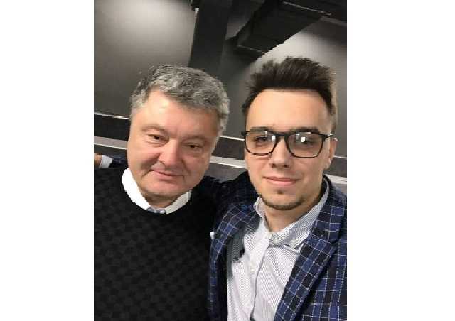 Провластный блогер заявил о теплой встрече с Порошенко