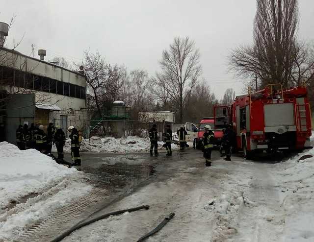 У Києві через масштабну пожежу в ангарі згоріли чотири автобуси