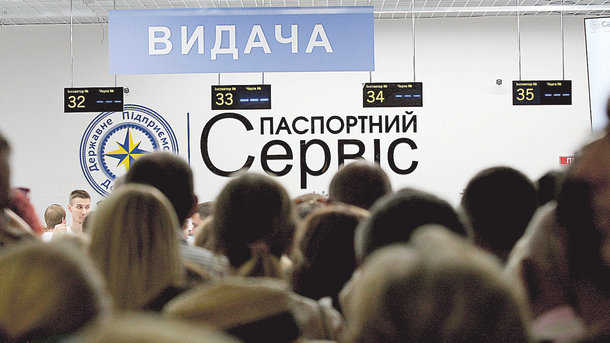 Долгожданная биометрика: почему украинцам стало тяжело оформить загранпаспорт