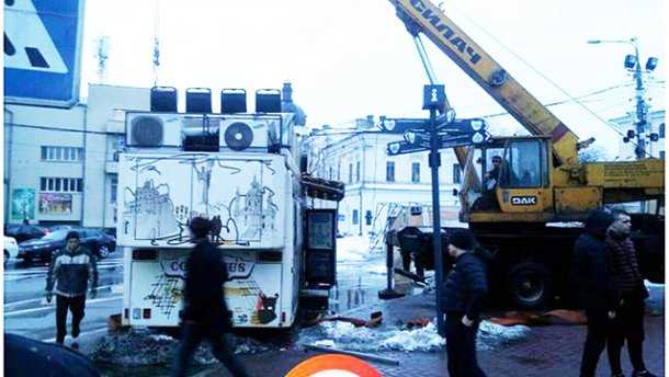 В Киеве неизвестные в масках разбили ряд киосков и украли несколько МАФов