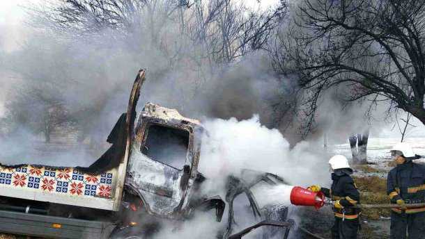 На Днепропетровщине грузовик влетел в легковушку, три человека погибли