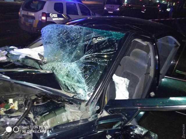 В Одессе иномарка сбила насмерть двух пешеходов и врезалась в столб